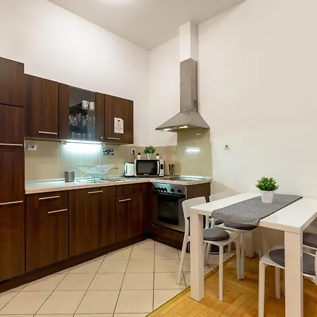 Dowtown In The Gozsdu Garden Apartment