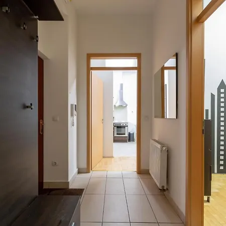 Dowtown In The Gozsdu Garden